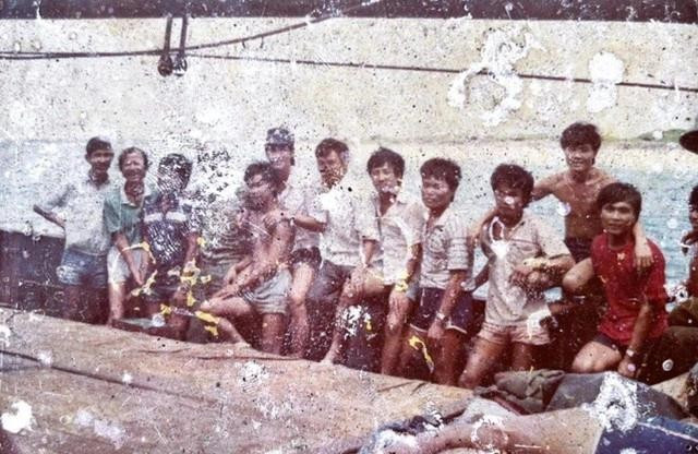 Một số cán bộ, chiến sĩ tàu HQ-613 chụp hình lưu niệm trong chuyến vận tải Trường Sa Một số cán bộ, chiến sĩ tàu HQ-613 chụp hình lưu niệm trong chuyến vận tải Trường Sa