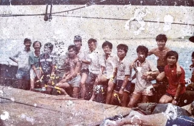 Một số cán bộ, chiến sĩ tàu HQ-613 chụp hình lưu niệm trong chuyến vận tải Trường Sa