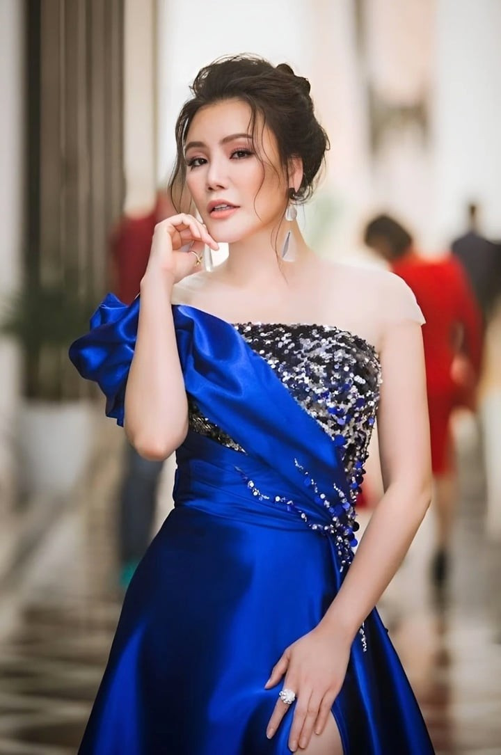 Khi đang trên đỉnh cao sự nghiệp, Hồ Quỳnh Hương bất ngờ chọn lối sống kín tiếng. Tuy nhiên mỗi lần xuất hiện trước công chúng, nữ ca sĩ luôn nhận được sự chú ý đặc biệt của khán giả. Khi đang trên đỉnh cao sự nghiệp, Hồ Quỳnh Hương bất ngờ chọn lối sống kín tiếng. Tuy nhiên mỗi lần xuất hiện trước công chúng, nữ ca sĩ luôn nhận được sự chú ý đặc biệt của khán giả.