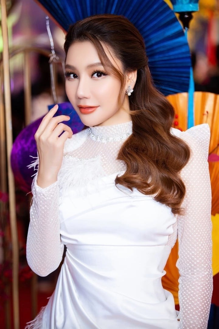Ở tuổi ngoài 40, Hồ Quỳnh Hương vẫn giữ được vóc dáng gọn gàng, thon thả nhờ ăn chay lành mạnh. Tuy nhiên, nhan sắc của cô lại ngày càng khác lạ. Ở tuổi ngoài 40, Hồ Quỳnh Hương vẫn giữ được vóc dáng gọn gàng, thon thả nhờ ăn chay lành mạnh. Tuy nhiên, nhan sắc của cô lại ngày càng khác lạ.