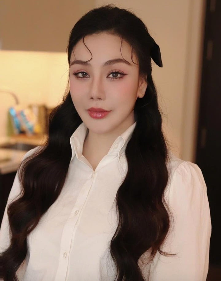 Gương mặt của Hồ Quỳnh Hương được cho biến đổi không ngừng. Trong một số lần xuất hiện, một số người hâm mộ còn cho biết họ không thể nhận ra giọng ca 8X đình đám một thời. Gương mặt của Hồ Quỳnh Hương được cho biến đổi không ngừng. Trong một số lần xuất hiện, một số người hâm mộ còn cho biết họ không thể nhận ra giọng ca 8X đình đám một thời.