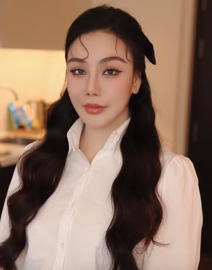 Gương mặt của Hồ Quỳnh Hương được cho biến đổi không ngừng. Trong một số lần xuất hiện, một số người hâm mộ còn cho biết họ không thể nhận ra giọng ca 8X đình đám một thời.