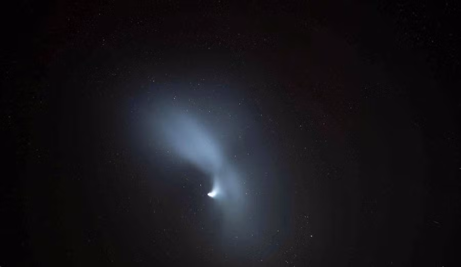 Cách đây không lâu, một chàng trai ở TP.HCM trong chuyến du lịch Chile cũng chụp được ánh sáng lạ trên bầu trời từ sa mạc Atacama. Hình ảnh cũng gây tò mò cho nhiều người. Thời điểm anh chàng chụp bức ảnh này, Trung Quốc cũng vừa phóng thành công phóng 6 vệ tinh thử nghiệm mới vào không gian trên tên lửa đẩy Trường Chinh 6