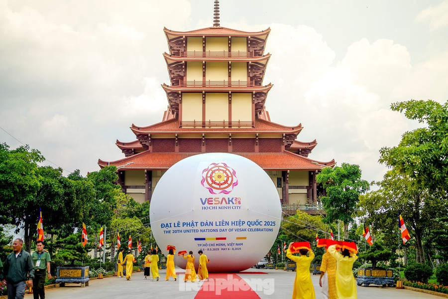 Quả cầu chủ đề của Vesak 2025. Quả cầu chủ đề của Vesak 2025.
