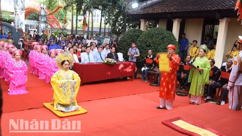 Ông Hoàng Chuyên đọc Chúc văn dâng lên các Vua Hùng và anh linh các bậc tiền nhân về những thành tựu to lớn mà toàn Ðảng, toàn quân, toàn dân tỉnh Đắk Lắk đã đạt được trong công cuộc đổi mới, hội nhập và phát triển đất nước; cầu mong cho xã tắc thịnh vượng, quốc thái dân an, bách gia trăm họ, vạn đại trường tồn.