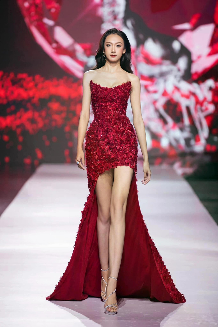 Trong đề cử Top 5 Người đẹp thời trang, Vũ Mỹ Ngân (sinh năm 1999, quê Quảng Ninh) thu hút sự quan tâm của cộng đồng mạng bởi chiều cao “khủng&quot; 1,82m. Người đẹp này tốt nghiệp Học viện Tài chính, từng tham gia Hoa hậu Việt Nam 2020, Hoa hậu Hoàn vũ Việt Nam 2022 nhưng không đạt thành tích cao