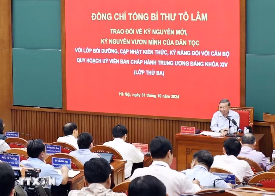 Tổng Bí thư Tô Lâm trao đổi với các học viên cán bộ quy hoạch Ủy viên Trung ương Đảng khóa 14 về kỷ nguyên mới, kỷ nguyên vươn mình của dân tộc. (Ảnh: Thống Nhất/TTXVN)