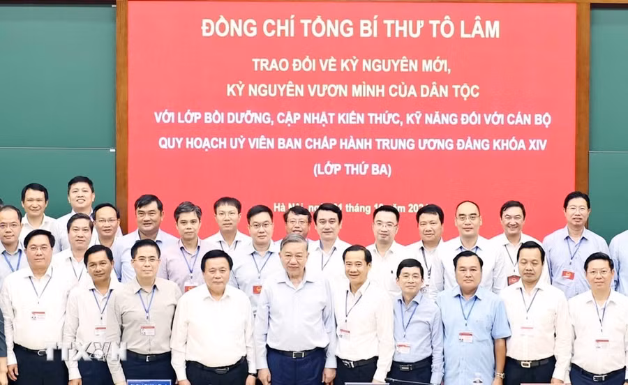 Tổng Bí thư Tô Lâm với cán bộ, học viên Lớp bồi dưỡng. (Ảnh: Thống Nhất/TTXVN)