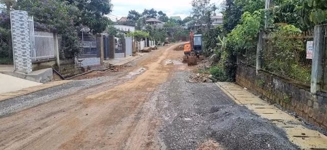 Đường Lạc Long Quân thi công kéo dài ảnh hưởng đời sống của người dân