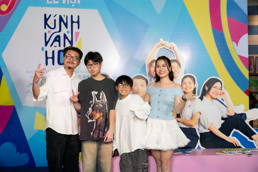 Lâm Vỹ Dạ - Hứa Minh Đạt hào hứng khi cả gia đình góp mặt trong dự án điện ảnh này. Đối với anh, đây là một niềm vinh dự. “Ở phiên bản truyền hình, tôi xuất hiện với vai học sinh, nhưng khi đóng phiên bản điện ảnh, tôi đã vào vai phụ huynh học sinh rồi”, anh chia sẻ