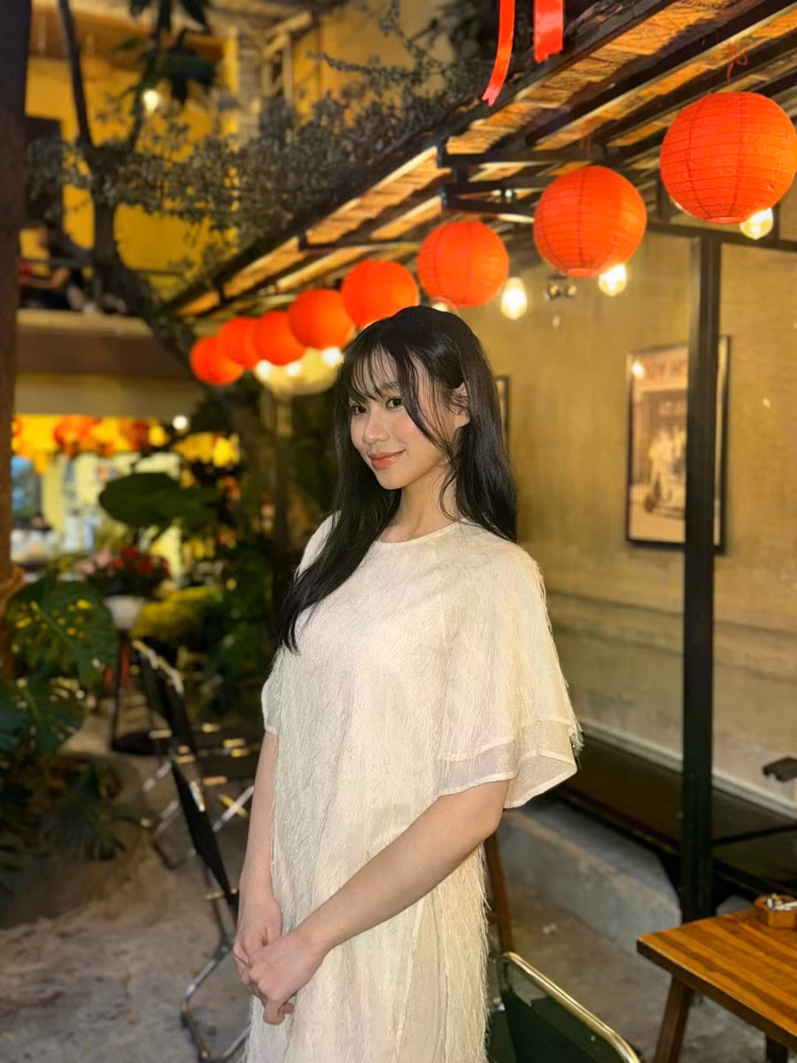 Trần Thị Huyền Cơ sinh năm 2003, đến từ Nghệ An, sinh viên Trường đại học Tài chính - Marketing TP.HCM, là một trong 41 thí sinh góp mặt ở vòng chung khảo cuộc thi Hoa hậu Việt Nam 2024. Cô gây chú ý với gương mặt sắc sảo, làn da trắng cùng hai lúm đồng tiền duyên dáng. Người đẹp này từng tham gia cuộc thi nhan sắc, làm người mẫu. Khác với nét sắc sảo trên sân khấu, ngoài đời Huyền Cơ có phong cách ăn mặc giản dị, năng động