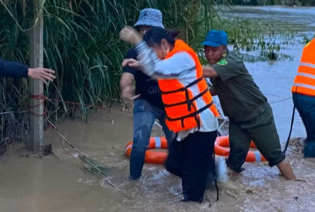 Người dân mắc kẹt được đưa ra khỏi khu vực nguy hiểm.