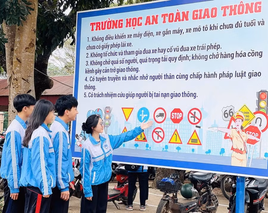 hoc-sinh-truong-thpt-ya-ly-huyen-chu-pah-tiep-can-cac-noi-dung-tuyen-truyen-ngan-gon-phu-hop-voi-lua-tuoi-hoc-sinha-td.jpg