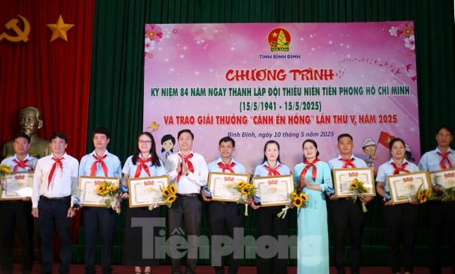 Tặng giải thưởng 'Cánh én hồng' cho 11 anh chị giáo viên làm Tổng phụ trách Đội tiêu biểu. Ảnh: Trương Định Tặng giải thưởng 'Cánh én hồng' cho 11 anh chị giáo viên làm Tổng phụ trách Đội tiêu biểu. Ảnh: Trương Định