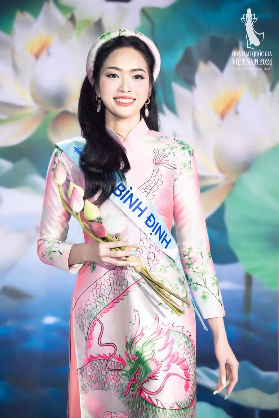 Người đẹp sinh năm 2000 sở hữu vóc dáng cân đối cùng kỹ năng trình diễn tự tin, cuốn hút. Ngoài thành tích Top 5 Người đẹp thời trang tại Hoa hậu Quốc gia Việt Nam, Thảo Vy còn được gọi tên vào Top 10 Người đẹp nữ công gia chánh, hạng mục Nấu ăn