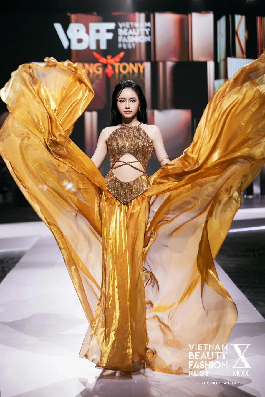 Nguyễn Thảo Vy (sinh năm 2000, quê Bình Định) cũng gây ấn tượng tại cuộc thi Hoa hậu Quốc gia Việt Nam 2024 nhờ nét đẹp trong trẻo, gương mặt thanh tú, chiều cao 1,75m cùng thành tích học tập tốt. Cô tốt nghiệp ngành Quản trị kinh doanh của Trường đại học Quốc tế (Đại học Quốc gia TP.HCM), sở hữu IELTS 6.0, từng giành học bổng khuyến khích học tập của Trường đại học Quốc tế. Thời sinh viên, Thảo Vy còn may mắn đăng quang Hoa khôi Duyên dáng sinh viên Bình Định 2023