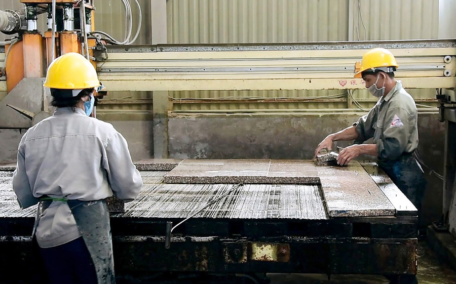 Công nhân Nhà máy Đá granite Quốc Duy làm việc trong môi trường an toàn, vệ sinh. Ảnh: Đ.T cong-nhan-nha-may-da-granite-quoc-duy-lam-viec-trong-moi-truong-an-toan-ve-sinh-anh-duc-thuy.jpg