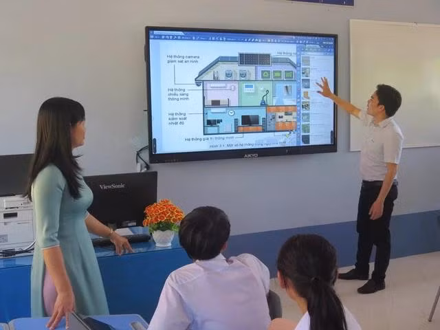 Giáo viên giảng dạy trên nền tảng trực tuyến