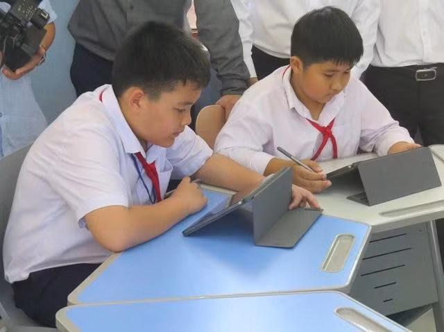 Học sinh tiếp thu bài giảng qua nền tảng trực tuyến