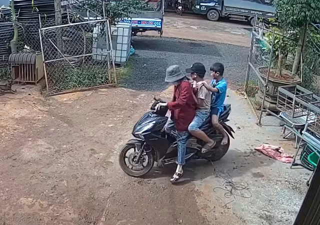 2 em nhỏ mặt bê bết máu, tay bị thương tích được chở đi cấp cứu. Ảnh cắt từ clip