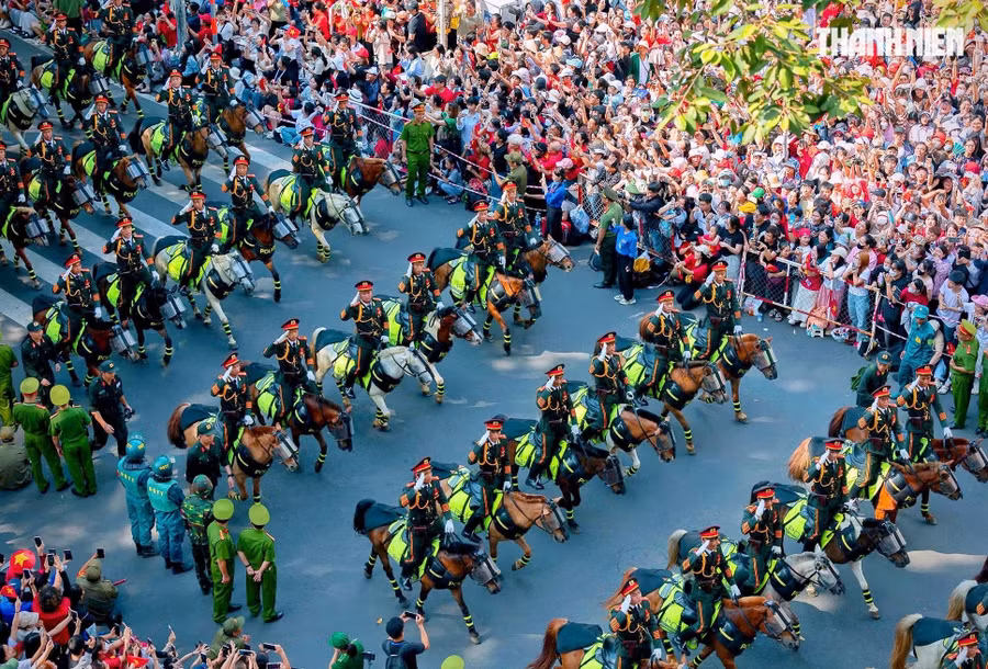 Khối cảnh sát cơ động kỵ binh đưa tay chào khi đi giữa biển người trên đường Nguyễn Huệ tạo nên một khung cảnh hùng tráng khiến nhiều người vỡ òa xúc động