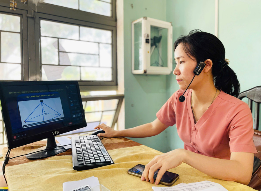 Cô Vũ Thị Mỹ Nương (giáo viên môn Toán, Trường THPT Trường Chinh) thiết kế bài giảng điện tử đầy sức hấp dẫn và cuốn hút. Ảnh: M.K co-vu-thi-my-nuong-giao-vien-mon-toan-truong-thpt-truong-chinh-thiet-ke-bai-giang-dien-tu-day-suc-hap-dan-va-cuon-hut-anh-mk.jpg