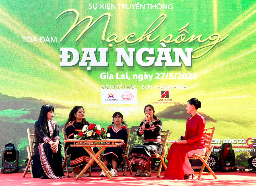 Chị Đinh Hroan (thứ 2 từ phải sang) kể lại nỗ lực vượt lên định kiến giới để có cuộc sống tốt đẹp hơn. Ảnh: P.D chi-dinh-hroan-thu-2-tu-phai-sang-ke-lai-no-luc-vuot-len-dinh-kien-gioi-de-co-cuoc-song-tot-dep-hon.jpg