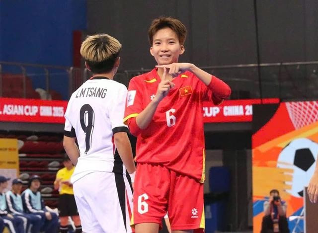 Thanh Ngân tỏa sáng với cú đúp trong ngày ra quân của đội tuyển futsal nữ VN Thanh Ngân tỏa sáng với cú đúp trong ngày ra quân của đội tuyển futsal nữ VN