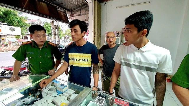 Bắt giữ 2 đối tượng khống chế người dân cướp tài sản ở TP.Buôn Ma Thuột Bắt giữ 2 đối tượng khống chế người dân cướp tài sản ở TP.Buôn Ma Thuột
