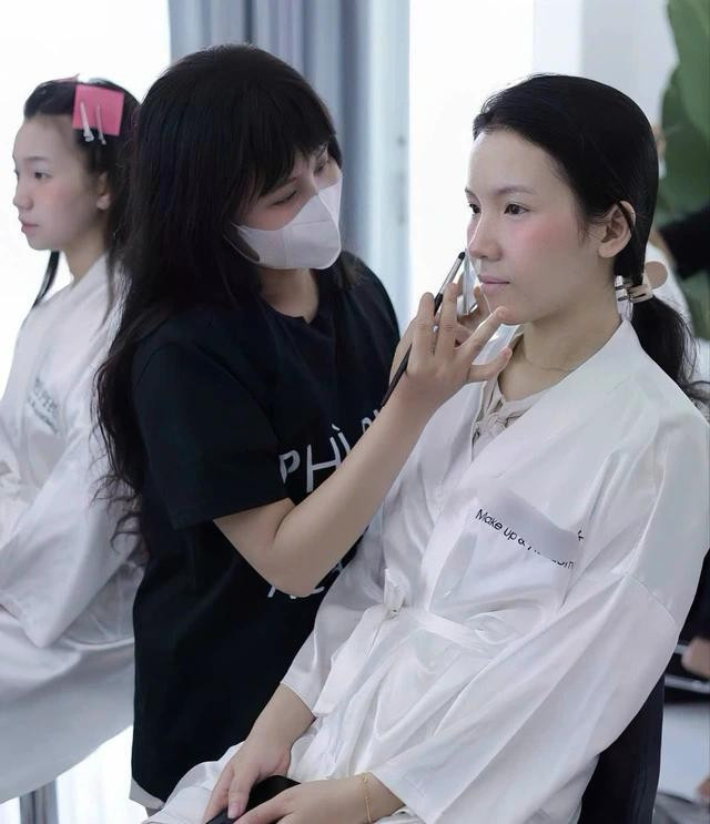 Trang điểm là nhu cầu thiết yếu của phái đẹp Trang điểm là nhu cầu thiết yếu của phái đẹp