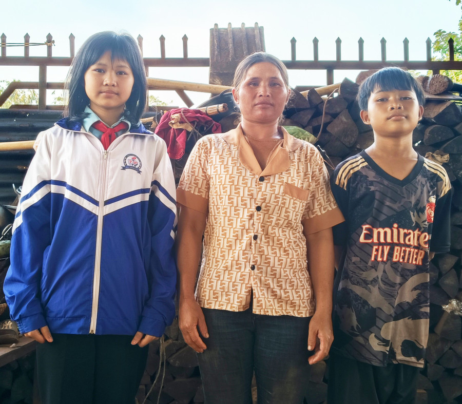 Chị Rơ Ran Boél bên 2 con. Ảnh: Đ.L 1.jpg