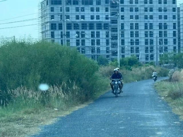 Người chạy xe ôm chở PV Thanh Niên đến con đường mòn để qua biên giới Campuchia