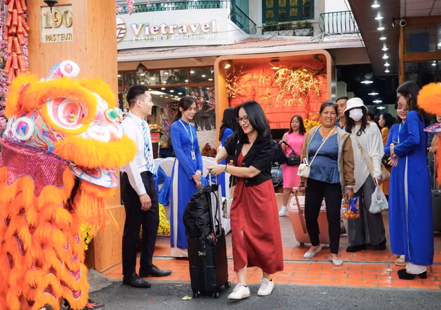 Khách Việt khởi hành đi du xuân được tặng lì xì tại Vietravel
