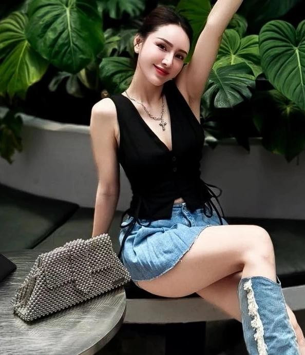 Chân váy denim siêu ngắn, áo gile bó sát dây rút và bốt denim cao tới đầu gối là combo Y2K đậm chất 2000s. Khi phối cùng túi đính hạt ánh kim, set đồ này mang đến vẻ đẹp gợi cảm, nổi loạn, đầy tinh thần “it girl” tươi vui và cuốn hút Chân váy denim siêu ngắn, áo gile bó sát dây rút và bốt denim cao tới đầu gối là combo Y2K đậm chất 2000s. Khi phối cùng túi đính hạt ánh kim, set đồ này mang đến vẻ đẹp gợi cảm, nổi loạn, đầy tinh thần “it girl” tươi vui và cuốn hút