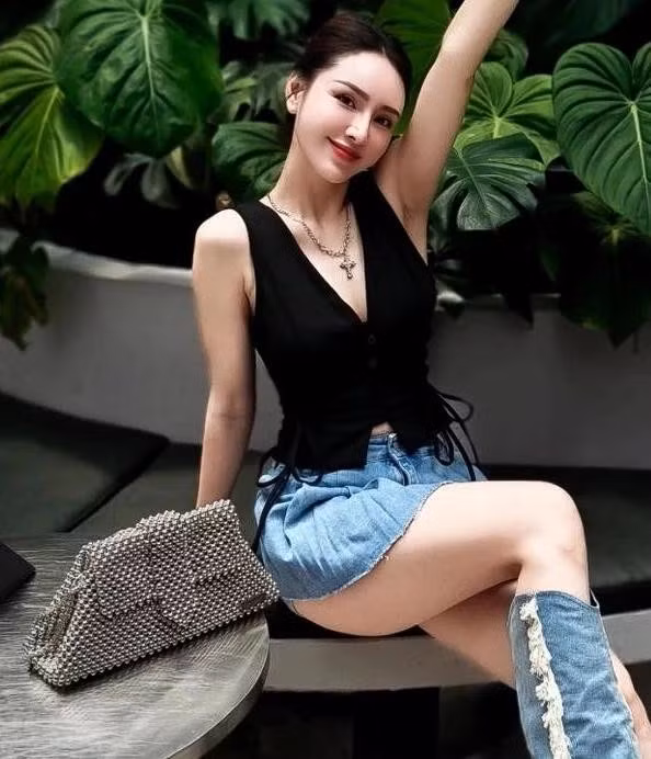 Chân váy denim siêu ngắn, áo gile bó sát dây rút và bốt denim cao tới đầu gối là combo Y2K đậm chất 2000s. Khi phối cùng túi đính hạt ánh kim, set đồ này mang đến vẻ đẹp gợi cảm, nổi loạn, đầy tinh thần “it girl” tươi vui và cuốn hút