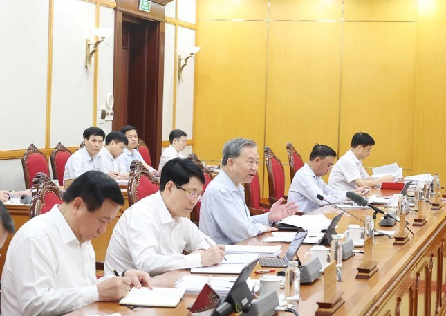 토람 사무총장이 6월 6일 정치국 회의에서 기구와 행정 단위 개편에 대한 연설을 하고 있다. 사진: VNA. Tổng Bí thư Tô Lâm phát biểu tại cuộc họp của Bộ Chính trị về sắp xếp tổ chức bộ máy và đơn vị hành chính, ngày 6/6. Ảnh: TTXVN.