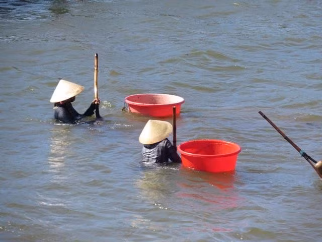 Người dân mưu sinh ở sông Thoa