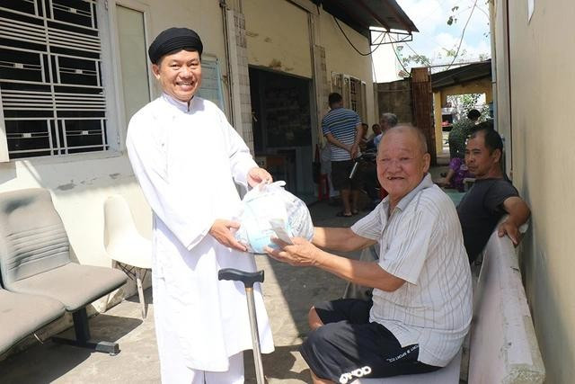 Ông Cao Hoàng Phong, Trưởng ban cai quản Thánh tòa vô vi Huỳnh Quang Sắc, gửi thuốc cho người bệnh Ông Cao Hoàng Phong, Trưởng ban cai quản Thánh tòa vô vi Huỳnh Quang Sắc, gửi thuốc cho người bệnh