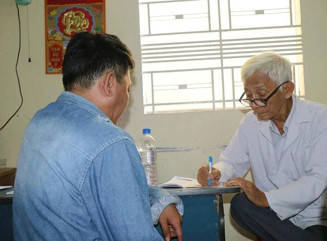 Lương y Nguyễn Văn Phúc hỏi bệnh của bệnh nhân Lương y Nguyễn Văn Phúc hỏi bệnh của bệnh nhân