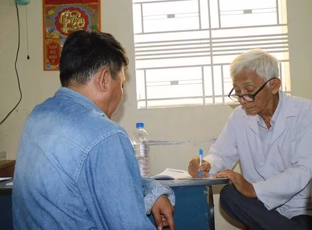 Lương y Nguyễn Văn Phúc hỏi bệnh của bệnh nhân