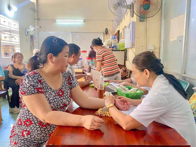 Các lương y bắt mạch cho bệnh nhân Các lương y bắt mạch cho bệnh nhân