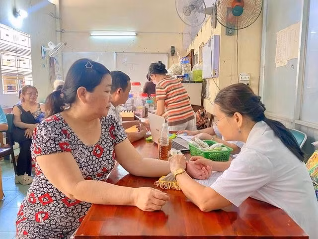 Các lương y bắt mạch cho bệnh nhân