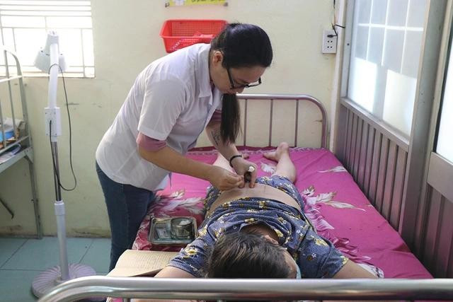 Lương y của Phòng khám Hiền Huệ châm cứu cho người bệnh Lương y của Phòng khám Hiền Huệ châm cứu cho người bệnh