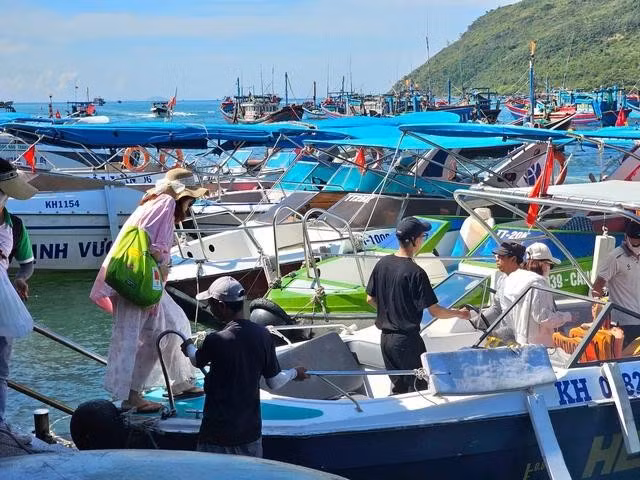 Địa điểm thu phí tại các cảng, bến đưa khách từ bờ đi tham quan du lịch trên vùng biển, đảo vịnh Nha Trang