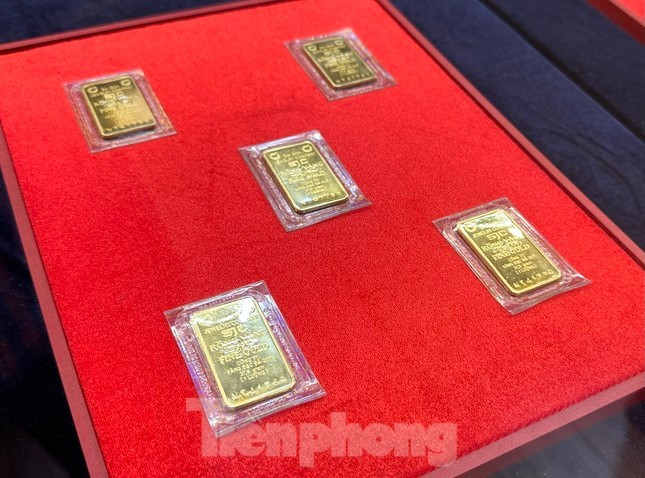 Giá vàng miếng SJC bất ngờ giảm mạnh. Giá vàng miếng SJC bất ngờ giảm mạnh.