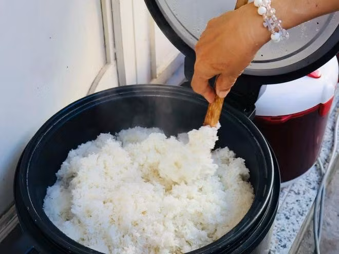 Cơm canh được chuẩn bị nóng hổi để trao tận tay bà con có hoàn cảnh khó khăn