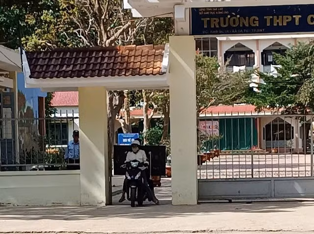 Sau khi bị "tố", một số ti vi trong Trường THPT Cao Bá Quát nghi được chở ra ngoài. Ảnh: Giáo viên cung cấp