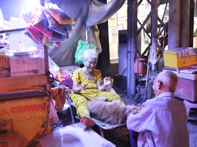 Ba mẹ con bà Thủy quây quần bên nhau