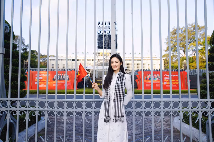 Hoa hậu Ý Nhi ghi lại nhiều khoảnh khắc với áo dài trắng và khăn rằn tại Dinh Độc Lập và UBND thành phố.