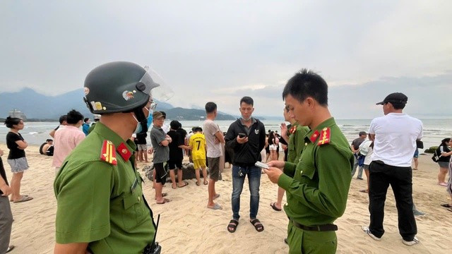 Lực lượng chức năng có mặt tại khu vực xảy ra vụ việc Lực lượng chức năng có mặt tại khu vực xảy ra vụ việc